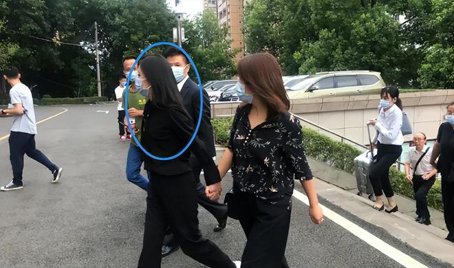 后再看谭松韵现状她的选择叫人泪目！凯发k8国际厅登录母亲意外离世五年(图2)