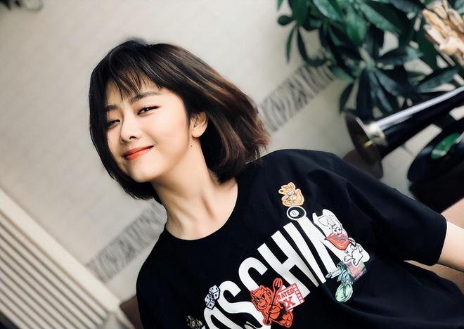 后再看谭松韵现状她的选择叫人泪目！凯发k8国际厅登录母亲意外离世五年(图6)