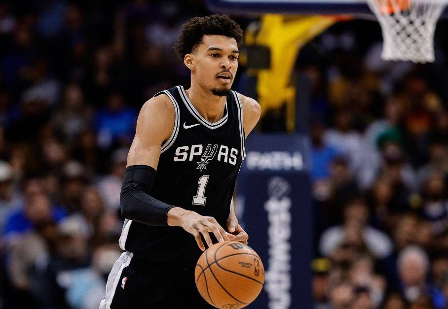 班亚马26+9福克斯27分波波维奇老爷子嚼着口香糖福克斯正跟班亚马比划凯发k8登录库里继续缺阵就在刚刚2月12日马刺16分逆转勇士夺6连胜文(图3)